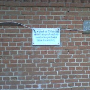 Tablica na dawnej szkole polskiej w Giławach