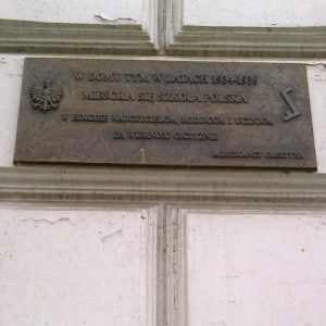 Tablica „szkolna” (z Białym Orłem i znakiem „Rodła”) na Domu Polskim w Olsztynie