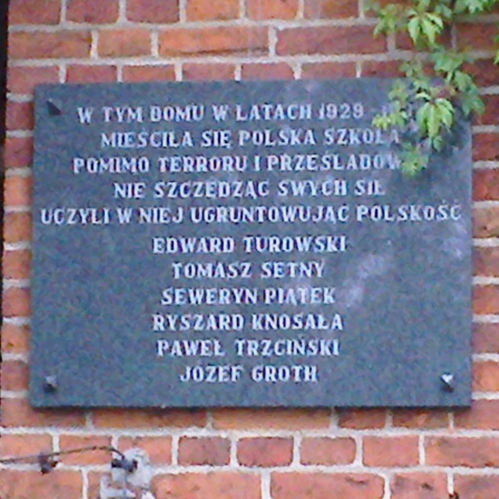 Tablica na dawnej polskiej szkole w Nowej Kaletce