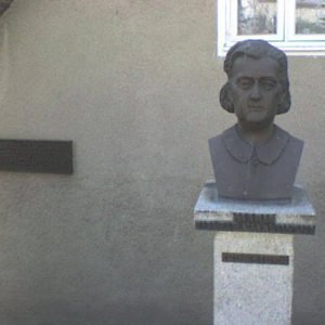 Popiersie M. Zientarówny i tabliczka na domu jej urodzin