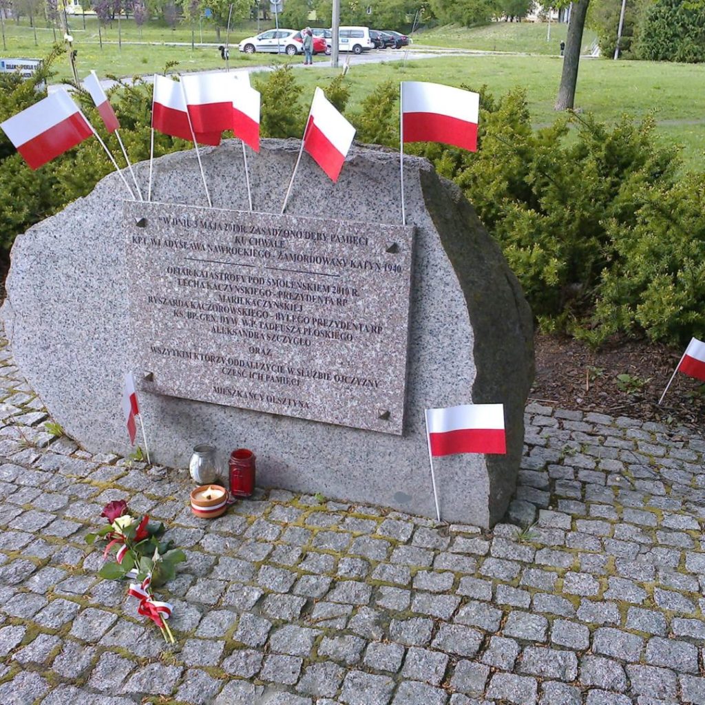 Obelisk upamiętniający ofiary Katynia i Smoleńska w olsztyńskim parku im. Janusza Kusocińskiego