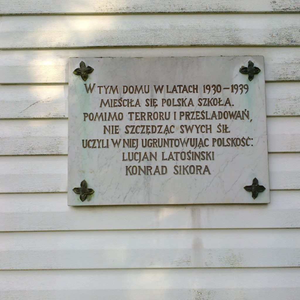 Tablica na budynku szkoły polskiej w Jarotach (w 1957 roku odsłonił ją znany nauczyciel i działacz ruchu polskiego na Warmii i Mazurach Edward Turowski)