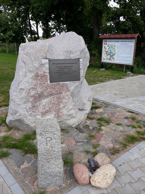 Głaz upamiętniający plebiscyt we wsi Groszki (w gminie Rybno), której mieszkańcy w 1920 roku opowiedzieli się za przynależnością do Polski, obok niego dawny słupek graniczny z literą „P” – „Polska” 
