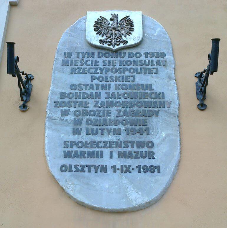 Tablica upamiętniająca Konsulat Polski (działający w latach 1920-1939) i ostatniego konsula B. Jałowieckiego, umieszczona na ścianie kamienicy