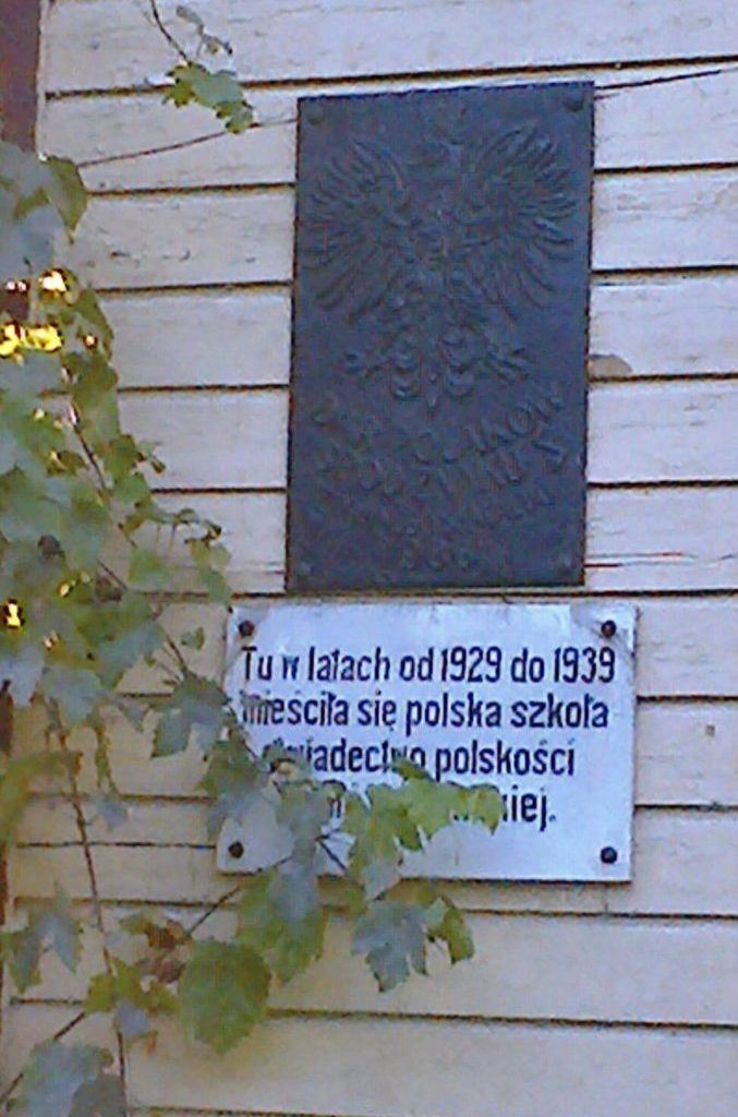 Tablice na unieszewskiej szkole polskiej