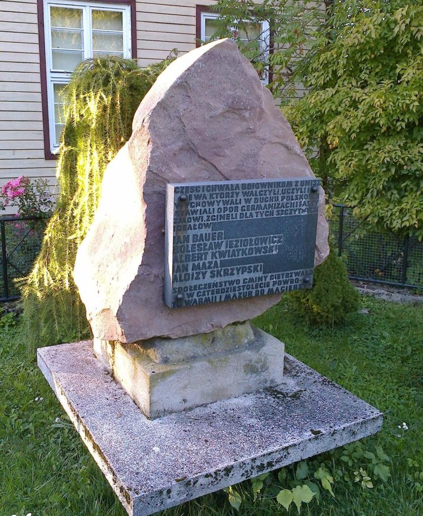 Obelisk upamiętniający działaczy ruchu polskiego na Warmii, związanych z Unieszewem (m.in. nauczycieli i ucznia polskiej szkoły)