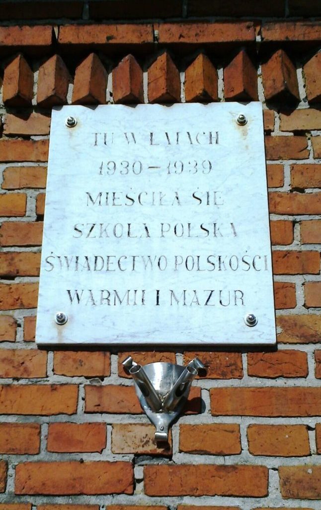 Tablica na dawnej szkole i przedszkolu polskim w Worytach