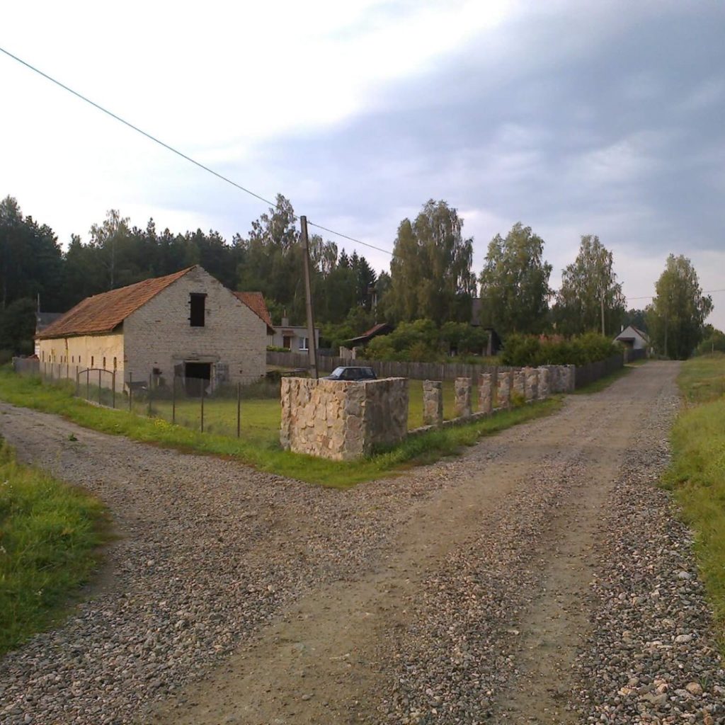 Współczesne budynki (stojące na kolonii wsi Wymój) w miejscu domu, w którym, w okresie międzywojennym, funkcjonowała polska szkoła