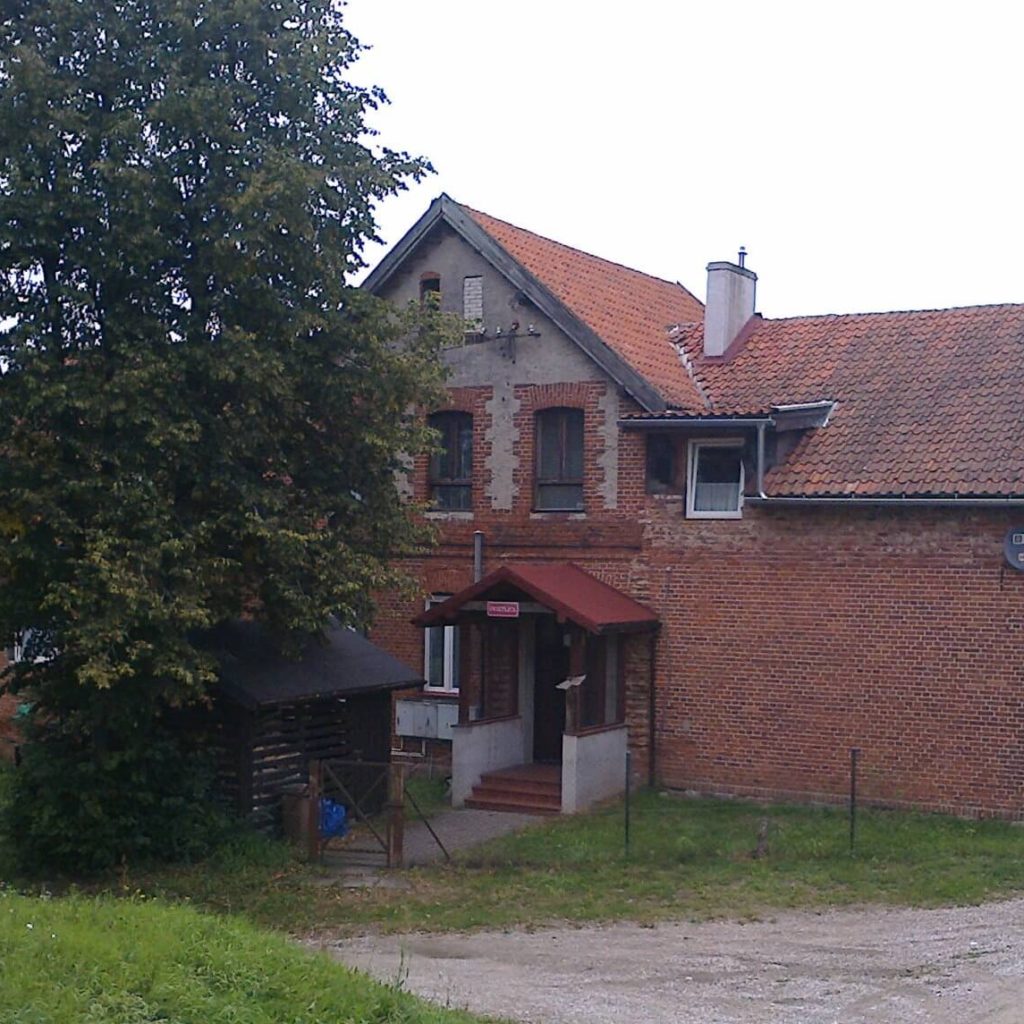 Budynek dawnej szkoły (państwowej, niemieckiej) w Wymoju (do niedawna znajdowała się na nim tablica upamiętniająca fakt istnienia w tej miejscowości polskiej szkoły)