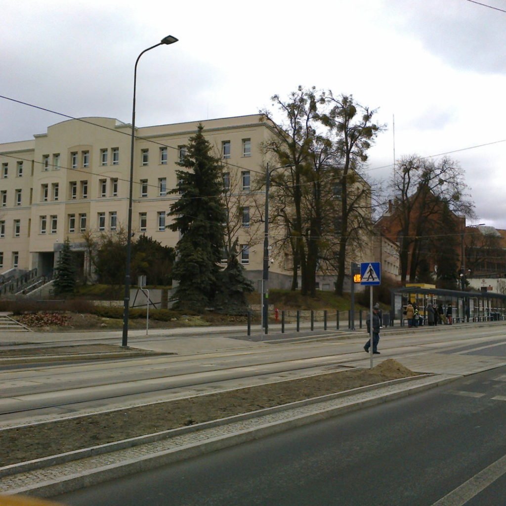 Budynki sądu i aresztu w Olsztynie, które, w okresie stalinowskim, należały do komunistycznej „bezpieki” (widok współczesny)
