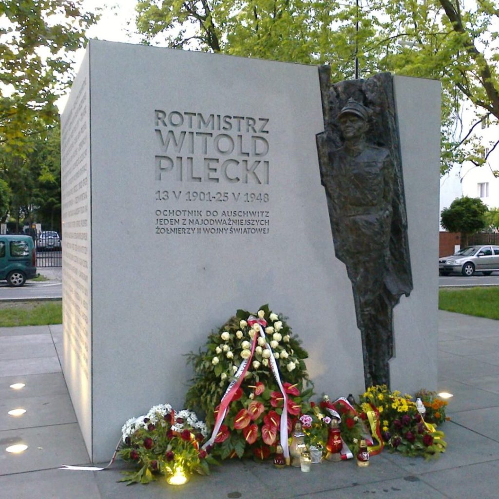 Pomnik W. Pileckiego na warszawskim Żoliborzu (w tym miejscu dał się ująć w „łapance”, by zostać skierowanym do KL Auschwitz)