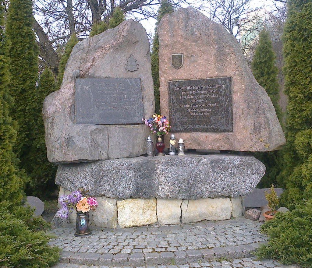 Olsztyński obelisk, stojący na skraju Parku im. Janusza Kusocińskiego, upamiętniający odprawioną przez Papieża-Polaka Mszę Świętą