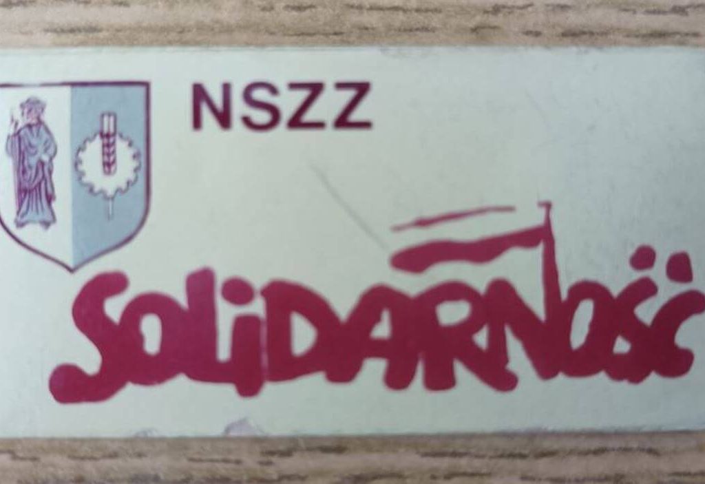 Znaczek (przypinka) olsztyńskiej „Solidarności” z lat osiemdziesiątych (z ówczesnym,  komunistycznym herbem Olsztyna), należący do ojca autora