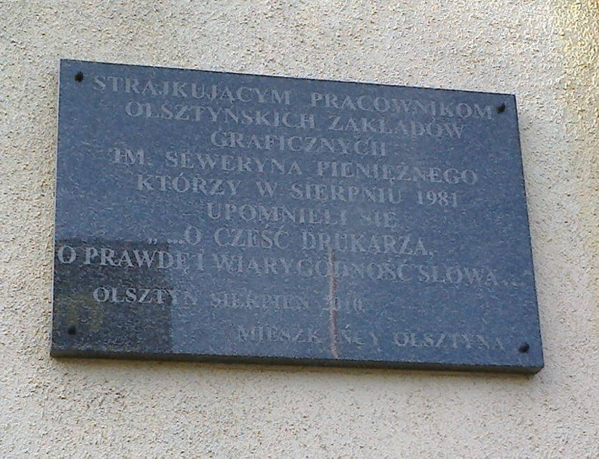 Krzyż i tablica "strajkowa" na budynku OZGraf-u