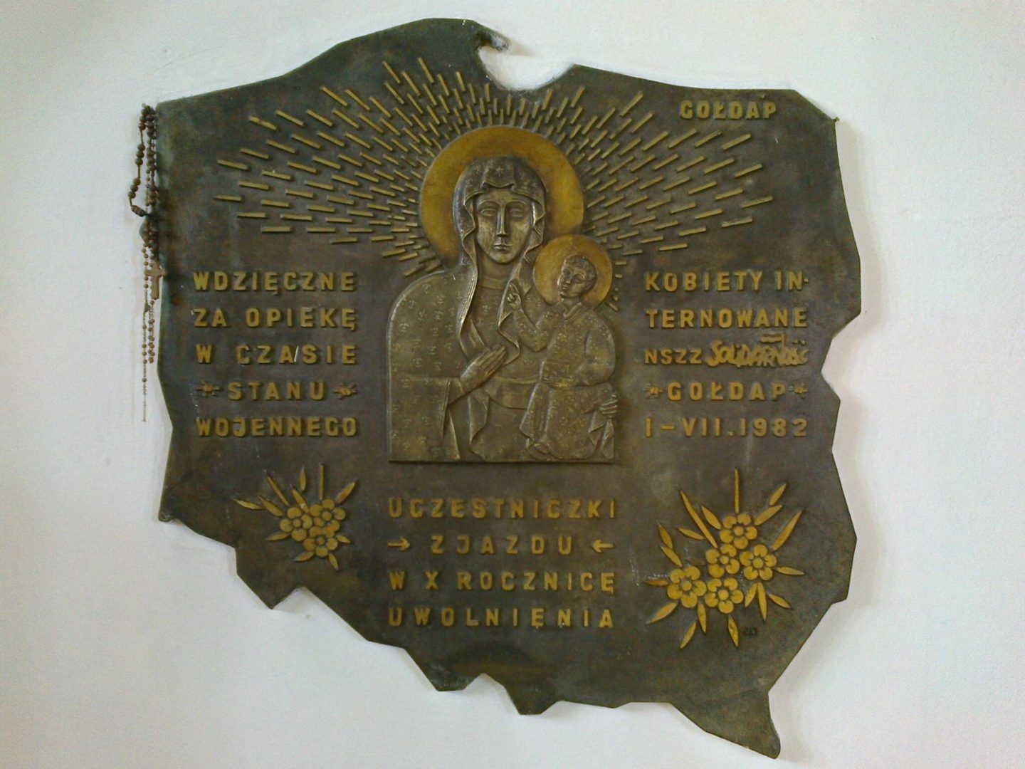Tablica internowanych w Gołdapi, wmurowana w ścianę kościoła p.w. NMP Matki Kościoła