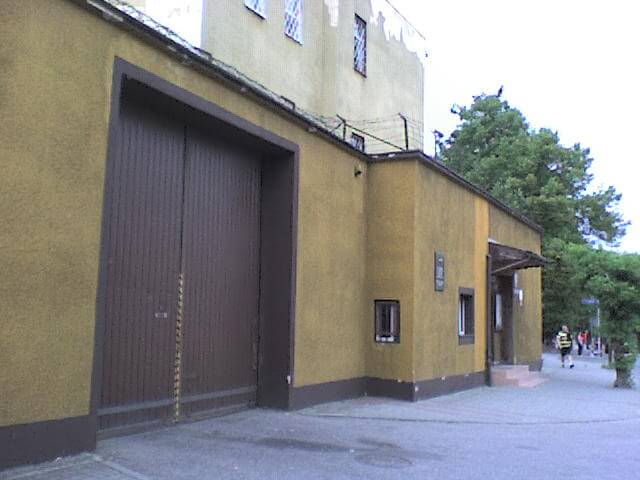 Brama i jeden z budynków Zakładu Karnego (w latach 1981-1982 Ośrodka Odosobnienia) w Iławie