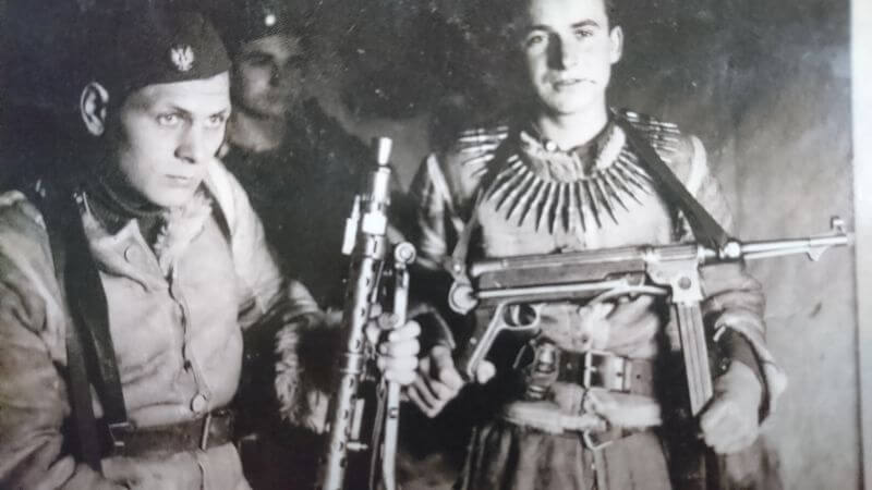 Żołnierze Samodzielnego Batalionu Partyzanckiego "Skała". Od lewej kapral podchorąży Celestyn Nagięć "Sas", strzelec Tadeusz Widomski "Apacz", jesień 1944 r. 