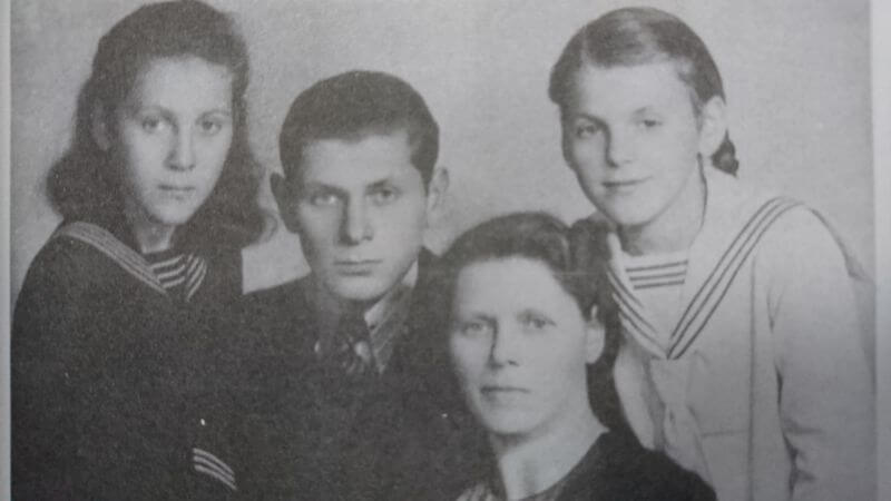 Rodzina Celestyna Nagięcia. Od lewej: siostra Krystyna Nagięć, Celestyn Nagięć, mama Elżbieta Nagięciowa, siostra Irena Nagięć. Kraków, wrzesień 1941 r. 
