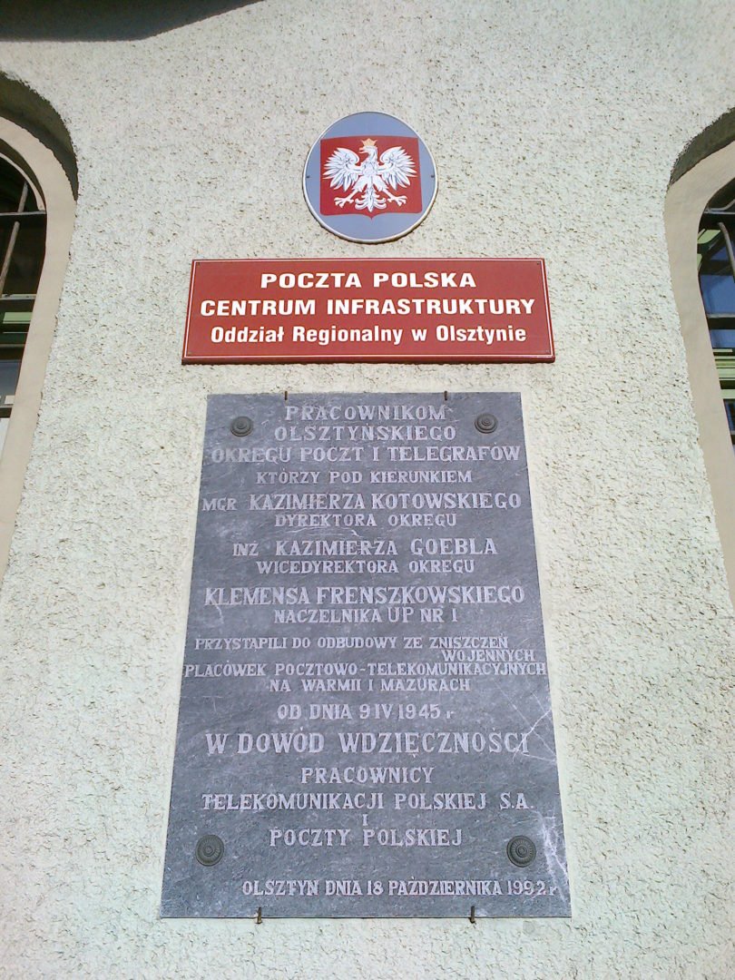 Tablica „pionierów” powojennej, olsztyńskiej Poczty Polskiej, poświęcona m.in. K. Goeblowi