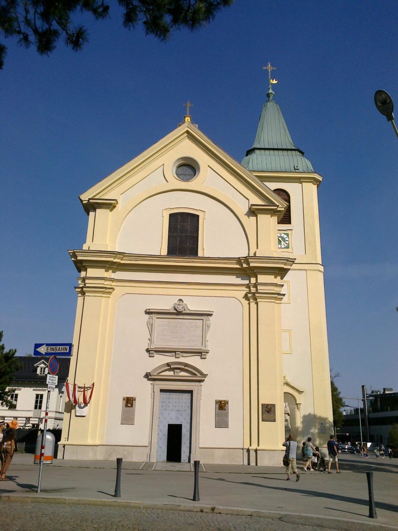 Kościół p.w. św. Józefa na Kahlenbergu (opiekują się nim polscy księża) – na ścianie frontowej tablice upamiętniające (od lewej): Jana III Sobieskiego, św. Jana Pawła II i Józefa Piłsudskiego 
