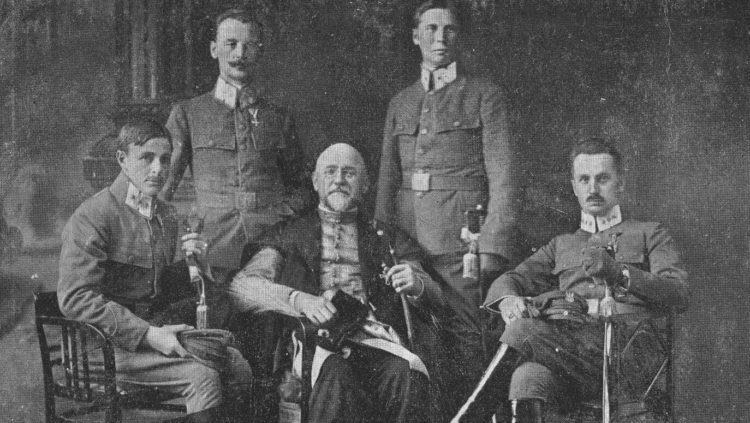 Rok 1916. Siedzą od lewej: płk Marian Żegota-Januszajtis, hr. Jerzy Mycielski, płk Kazimierz Sosnkowski. Stoją od lewej: płk Władysław Sikorski i mjr Andrzej Galica. Fot. NAC