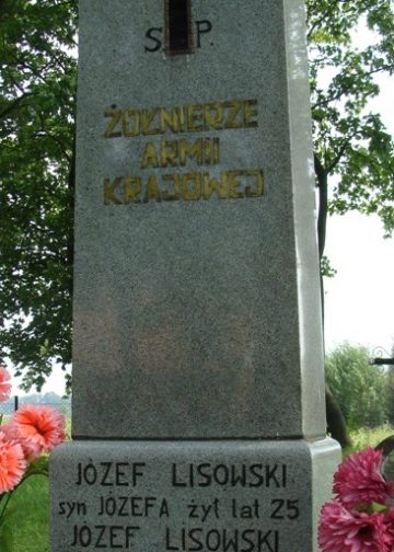 Pomnik na grobie AK-owców w Zalewie
