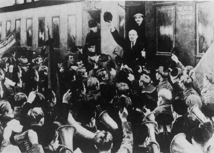 Lenin witany przez mieszkańców Petersburga