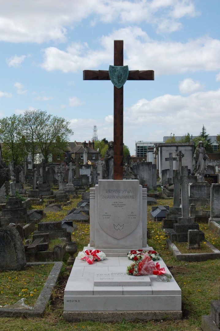 Grób Krystyny Skarbek na katolickim cmentarzu Kensal Green St. Mary w północnym Londynie odrestaurowany przez brytyjską Polonię