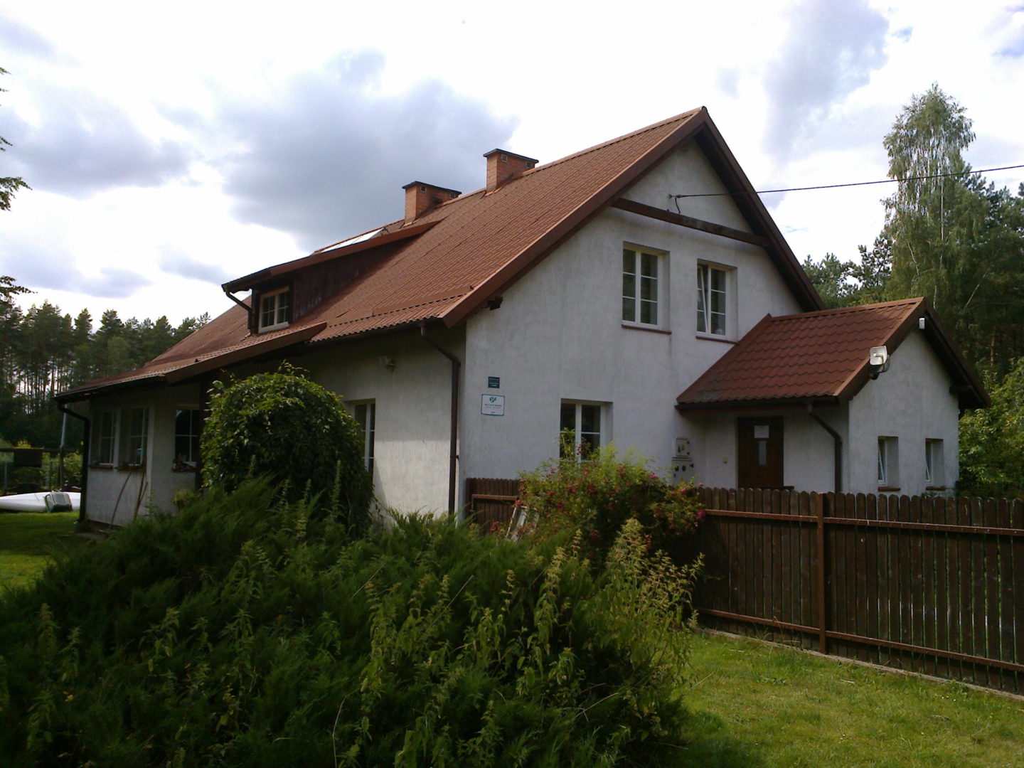 Dom stojący na kolonii wsi Piasutno (na tzw. Łęgu), w którym, w latach 1931-1932, funkcjonowała polska szkoła 
